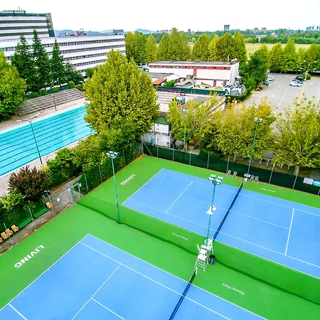 Living Place 4*