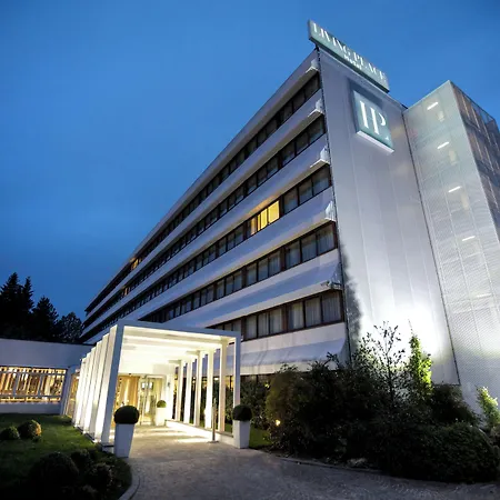 Living Place 4*