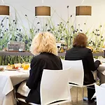 Hotel Living Place 4*