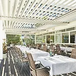 Hotel Living Place 4*