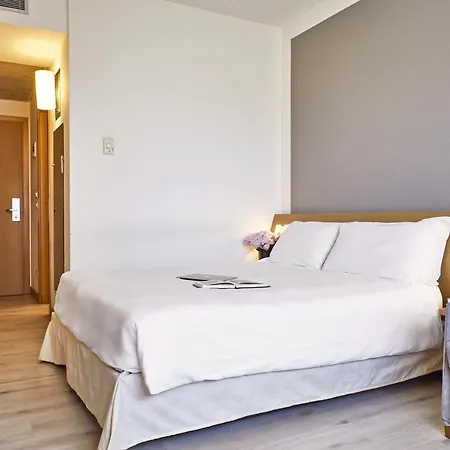 Living Place 4*