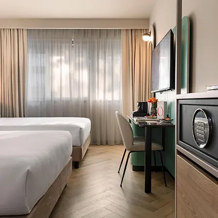 מלון Living Place 4*