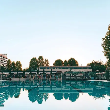 מלון Living Place 4*